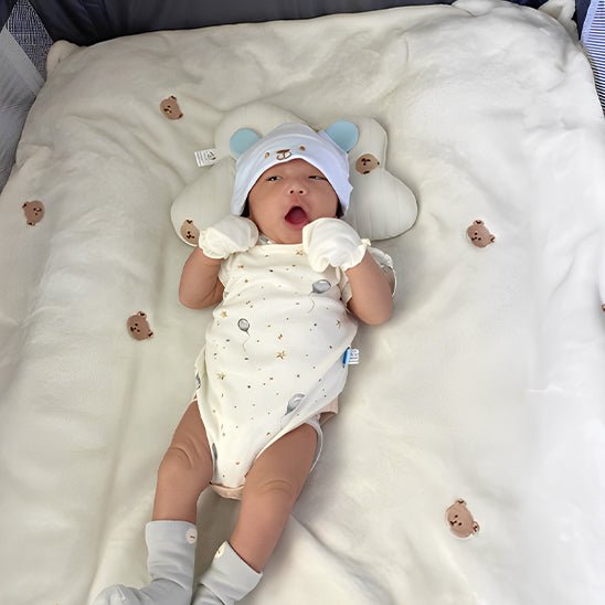 couverture bébé avec bébé qui relaxe ourson