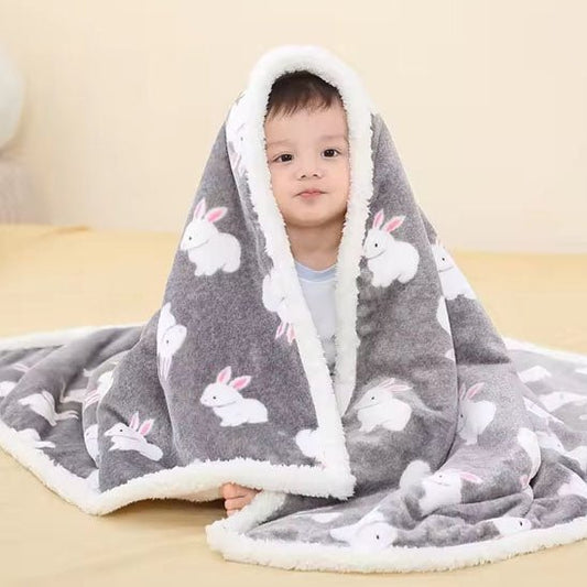 Enfant assis couverture bebe lapin dessus confor