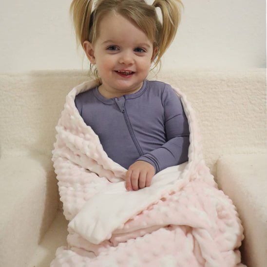 Fillette enroulé couverture en polaire bebe doudou