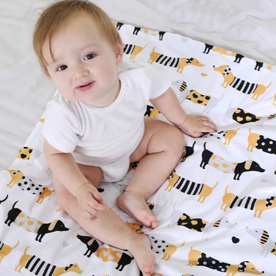 bebe assis sur couverture bebe premium