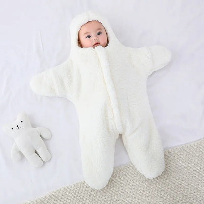 bébé couché dans nid dange bebe enveloppante blanc étoile