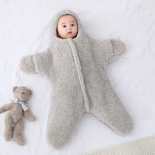 bébé couché dans nid dange bebe protecteur gris étoile