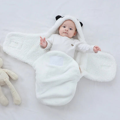 bebe dans nid d ange doux blanc main tendu petit panda