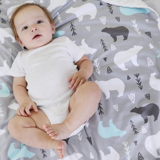 bebe etendu sur couverture bebe ours premium