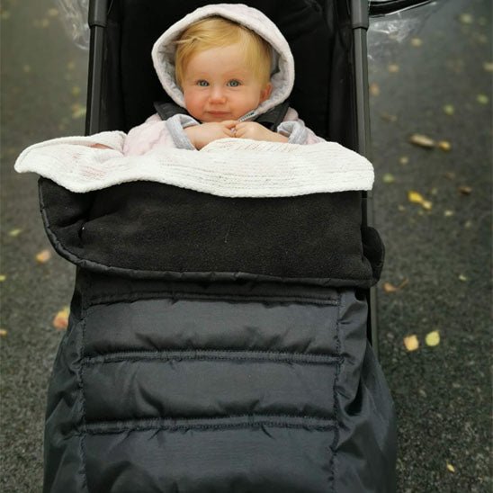 bébé tout souriant dans chanceliere douillet noire babyconfo