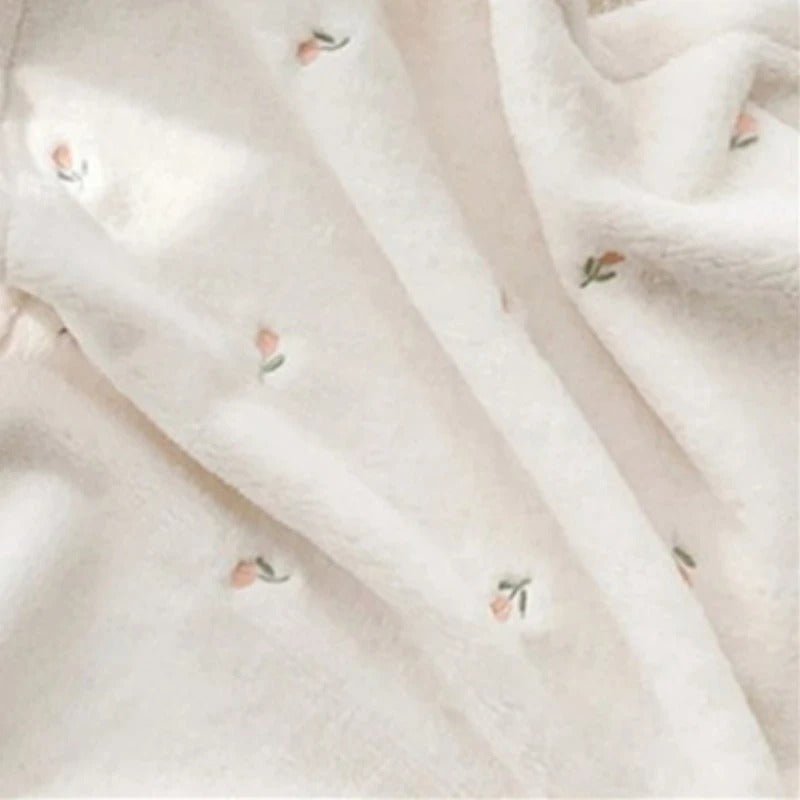 couverture bébé avec motif tulipe zoomé floraison