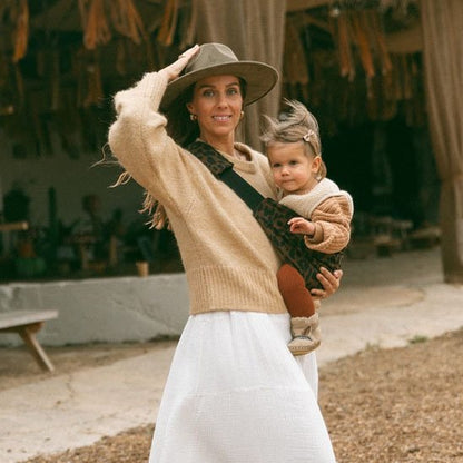 echarpe de portage respecte physiologie bébé leopard