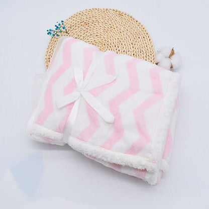 motif rayure rose sur plat matelasse avec couverture bebe polaire plaidissimo