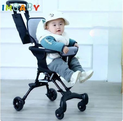 poussette travellite légère avec bébé assis sur coussin