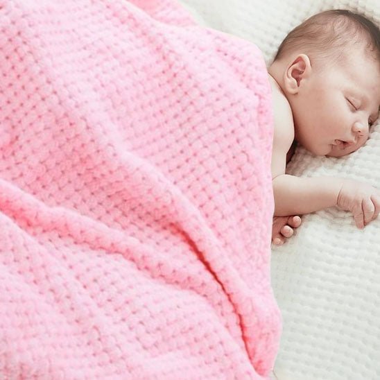 sur la joue bebe dors avec polaire couverture bebe Polarius