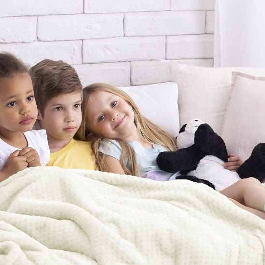 trois enfants avec toutou polaire couverture bebe polarius